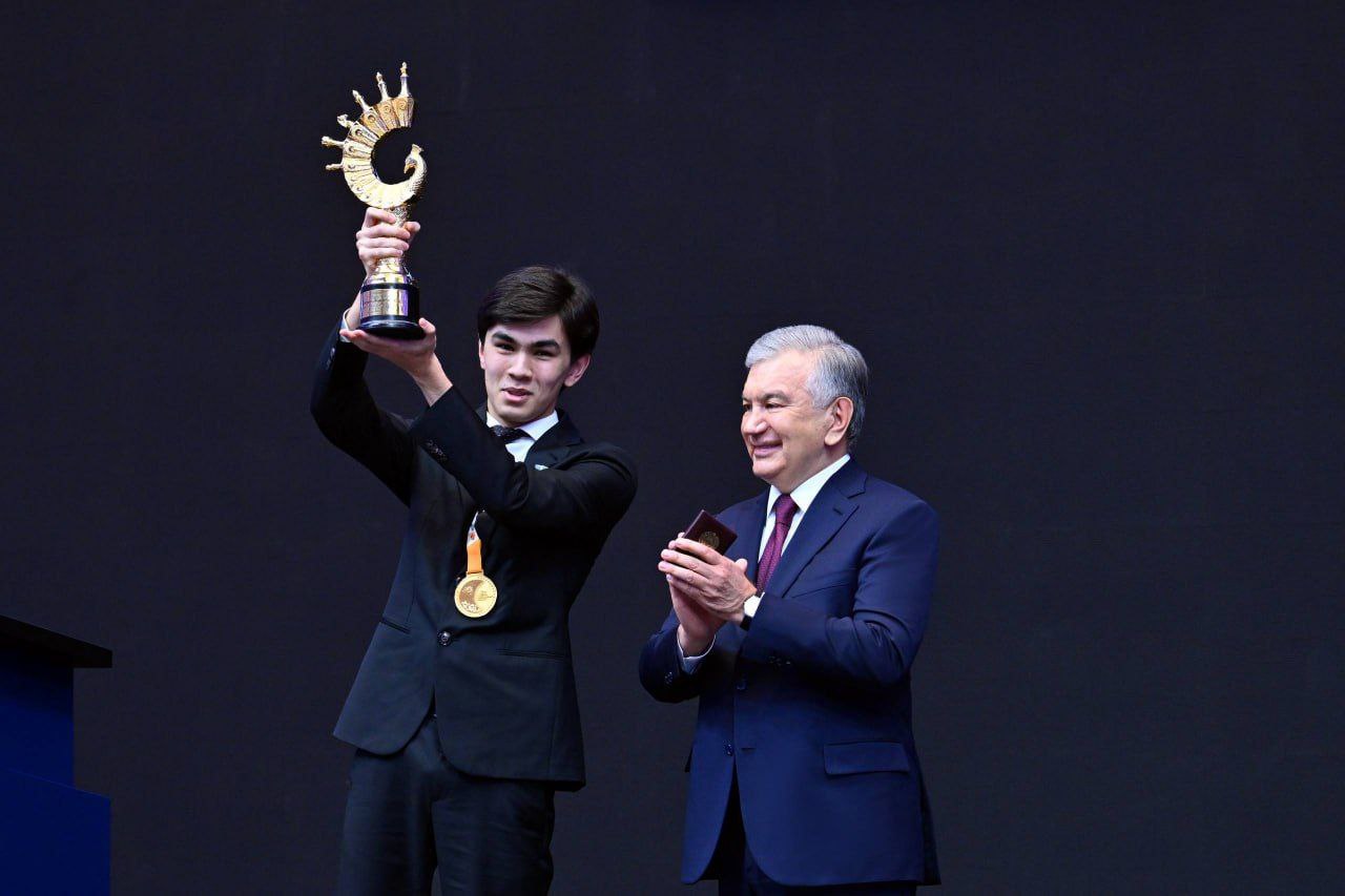 Жавоҳир Синдаров Президентимиздан давлат мукофотини қабул қилди