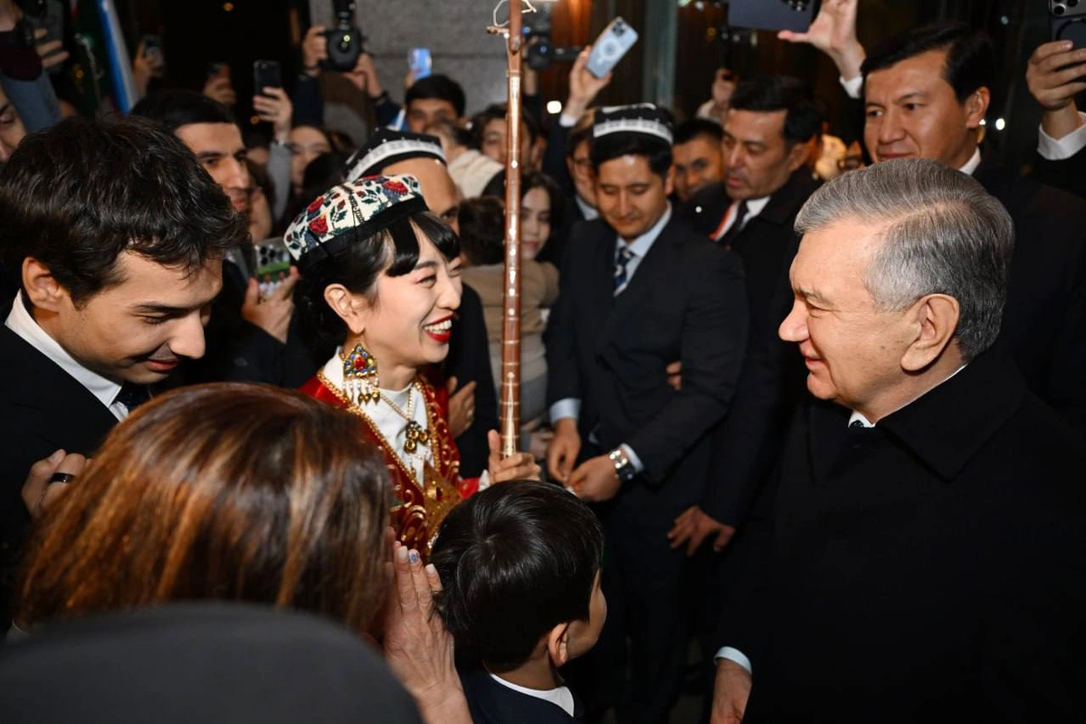 Шавкат Мирзиёев Японияга ташрифини ўзбекистонликлар билан учрашувдан бошлади (фото)