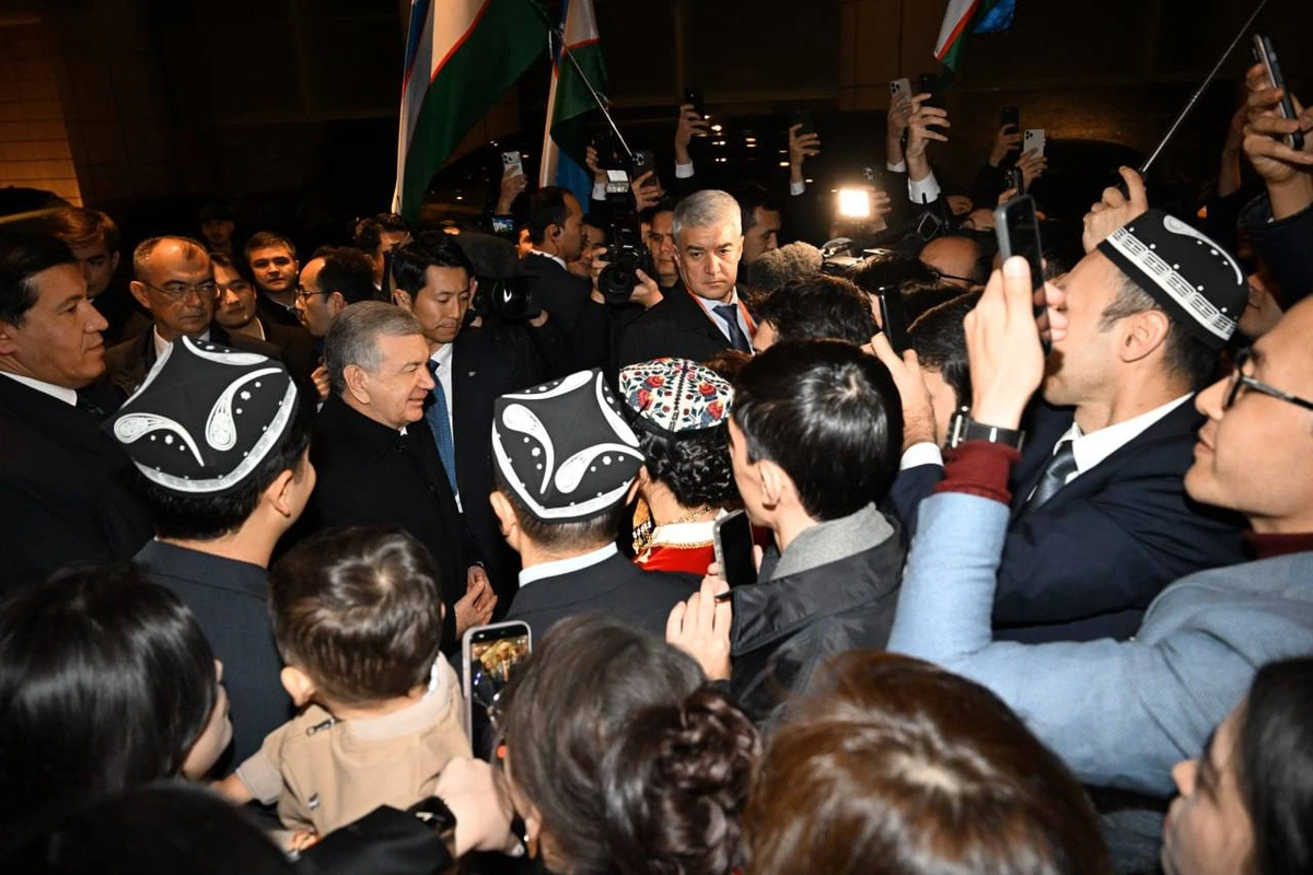 Шавкат Мирзиёев Японияга ташрифини ўзбекистонликлар билан учрашувдан бошлади (фото) Шавкат Мирзиёев Японияга ташрифини ўзбекистонликлар билан учрашувдан бошлади (фото)