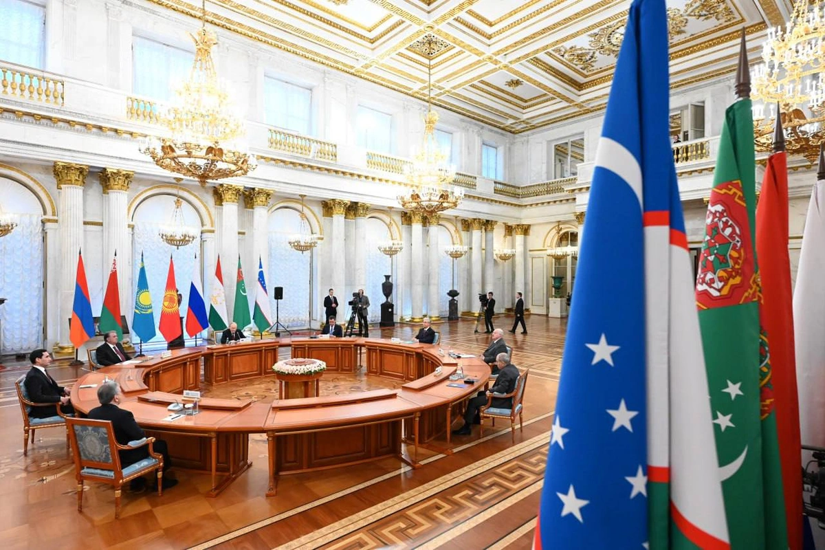 Фото: Ўзбекистон президенти ва МДҲ давлатлари раҳбарлари норасмий учрашув ўтказди ва Эрмитажга борди