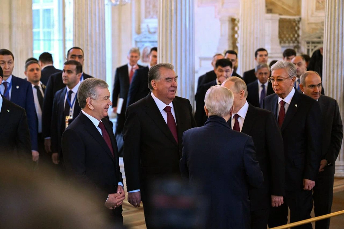 Фото: Ўзбекистон президенти ва МДҲ давлатлари раҳбарлари норасмий учрашув ўтказди ва Эрмитажга борди