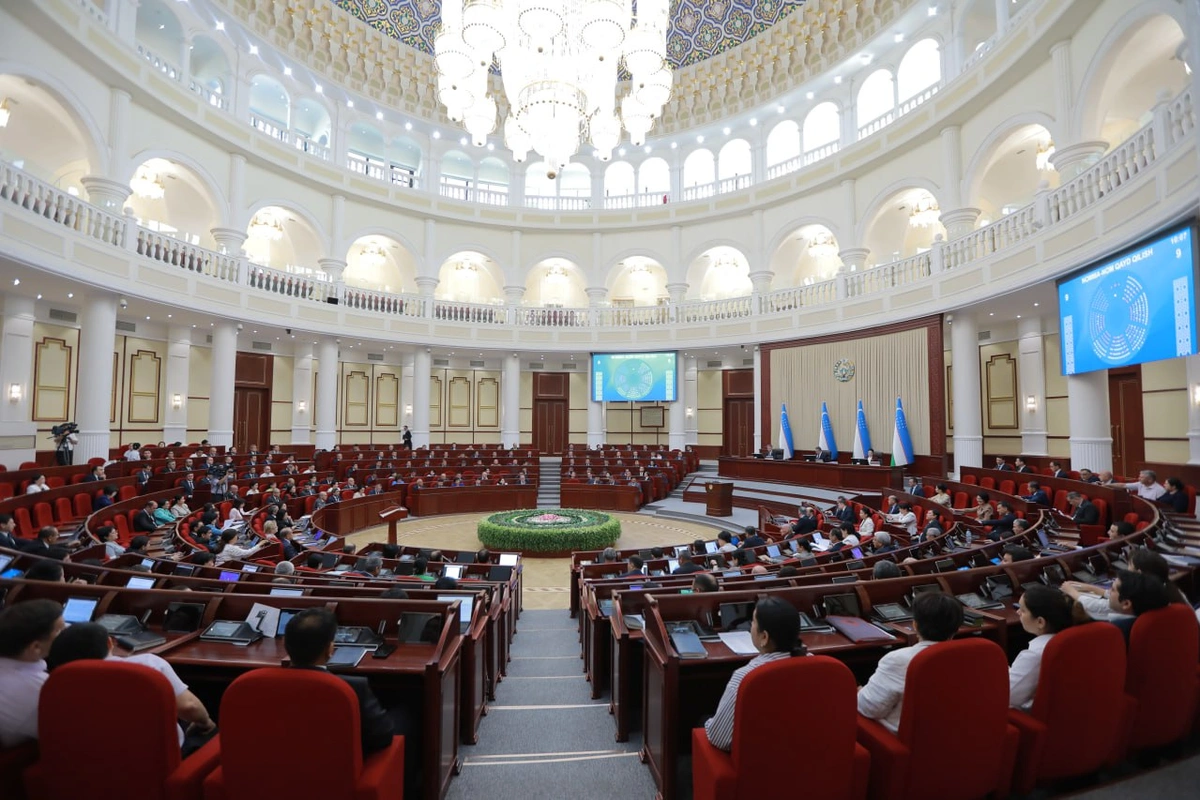Трансляция ва хабарларсиз. Депутатлар 2025 йилда давлат харажатларини 41 трлн сўмга оширишни тасдиқлади