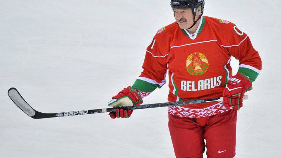 Лукашенко хоккей ўйинида йиқилиб тушди (видео)