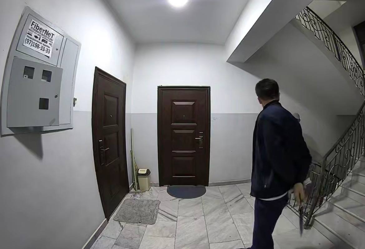 Тошкентда пичоқ билан кўп қаватли уй подъездида юрган эркак қўлга олинди