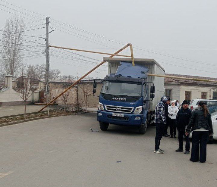 Зангиота туманида автомобиль газ қувурига шикаст етказди