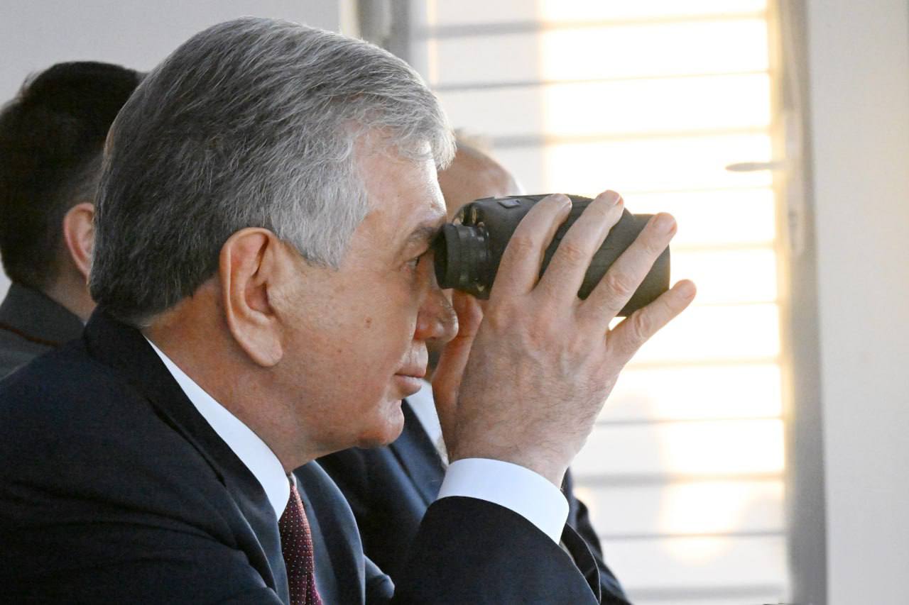 Президент Шавкат Мирзиёев Мудофаа вазирлиги қўшинларининг комплекс ҳарбий машқларини кузатди