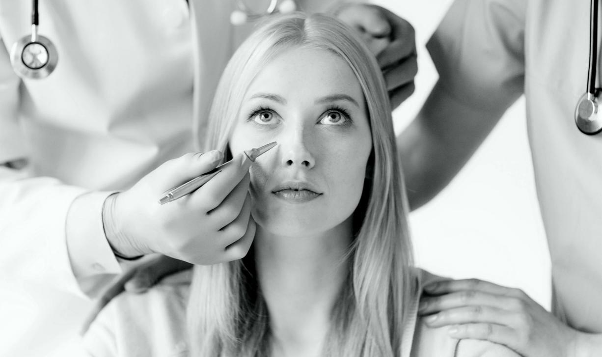 Тошкентда ноқонуний пластик операциялар ўтказган косметолог эр-хотинга нисбатан ҳукм чиқарилди