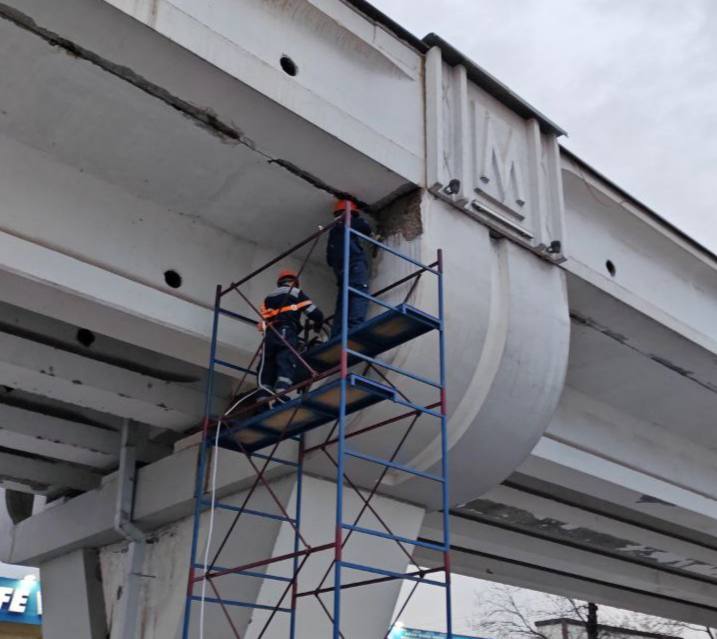 Тошкентда ер усти метро линияси остида тўхтаган автомобилга сувоқ бўлаги тушиб кетди