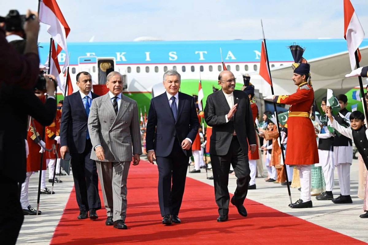 Ўзбекистон президенти давлат ташрифи билан Покистонга етиб борди