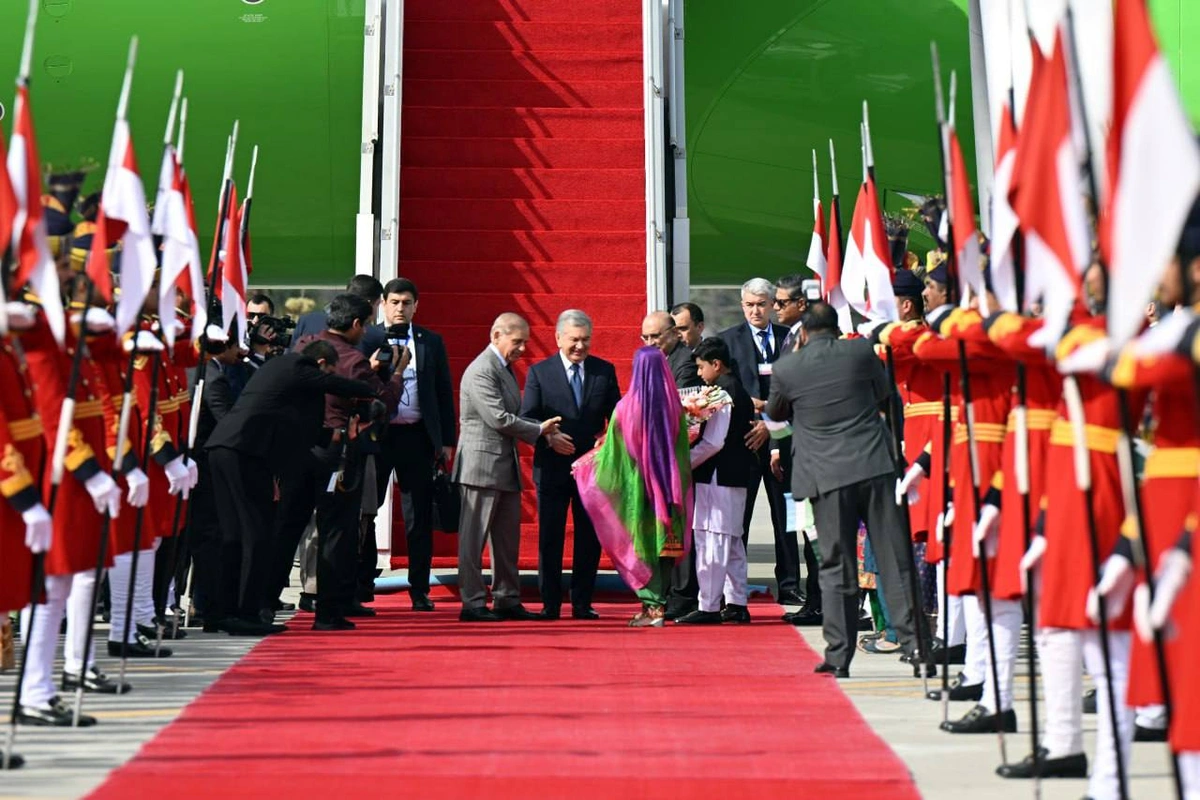 Ўзбекистон президенти давлат ташрифи билан Покистонга етиб борди