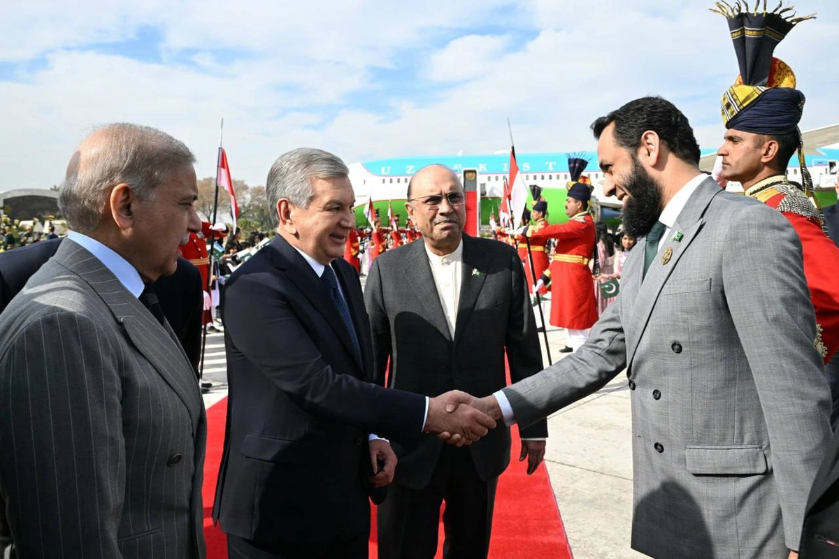 Ўзбекистон президенти давлат ташрифи билан Покистонга етиб борди
