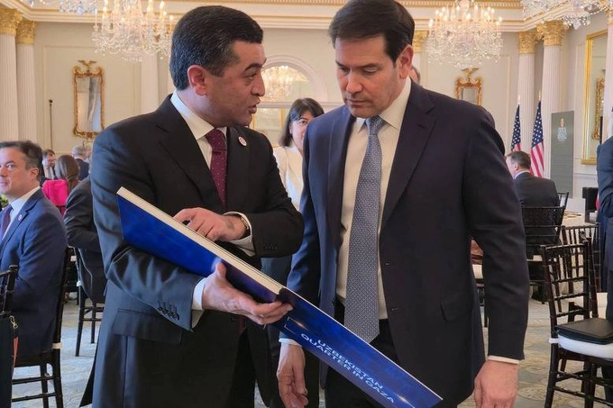 Ўзбекистон ТИВ раҳбари АҚШ давлат котибига Uzbekistan Quarter in Gaza альбомини кўрсатди