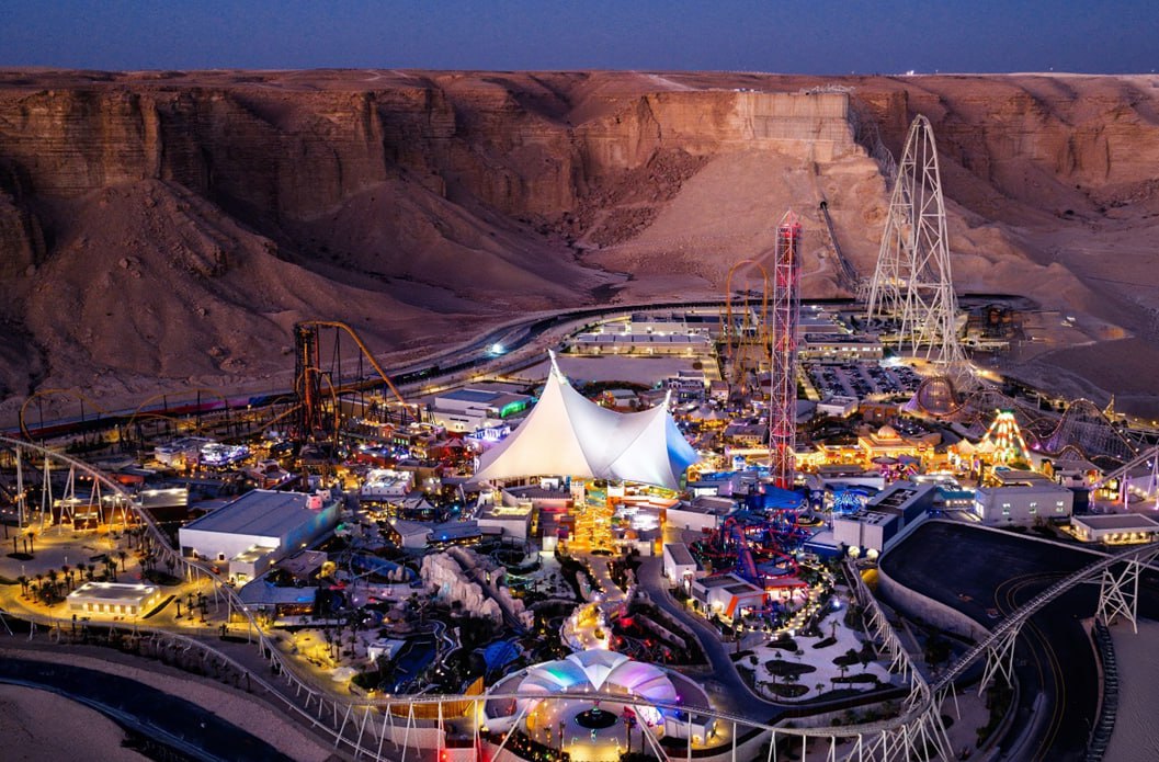 Саудия Арабистони чўлида рекорд ўрнатган аттракционларга эга боғ очилди