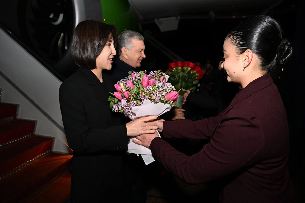 Фото: Шавкат Мирзиёев рафиқаси ҳамроҳлигида АҚШга етиб борди