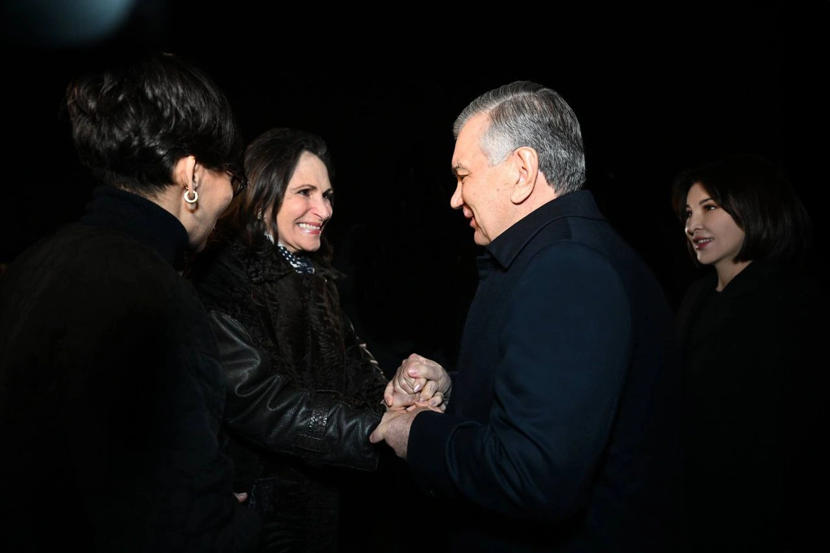 Фото: Шавкат Мирзиёев рафиқаси ҳамроҳлигида АҚШга етиб борди