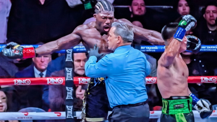 Бектемир Мелиқўзиев АҚШдаги бокс оқшомида ганалик Сена Агбеко устидан ғалаба қозонди (видео)