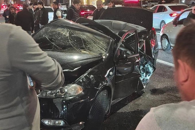 Тошкент марказида 19 ёшли ҳайдовчи қарши йўлакка чиқиб, жиддий ЙТҲ учради