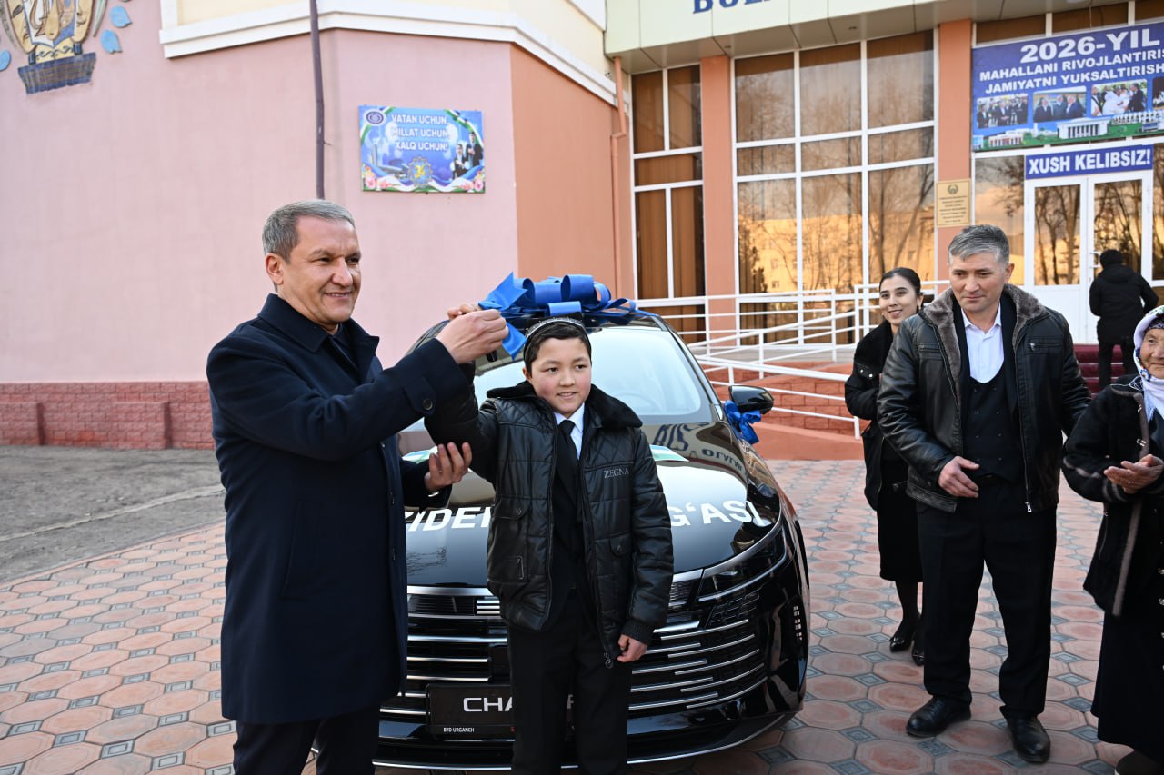 Президент Урганч туманидаги ёш мусиқачига автомобиль совға қилди