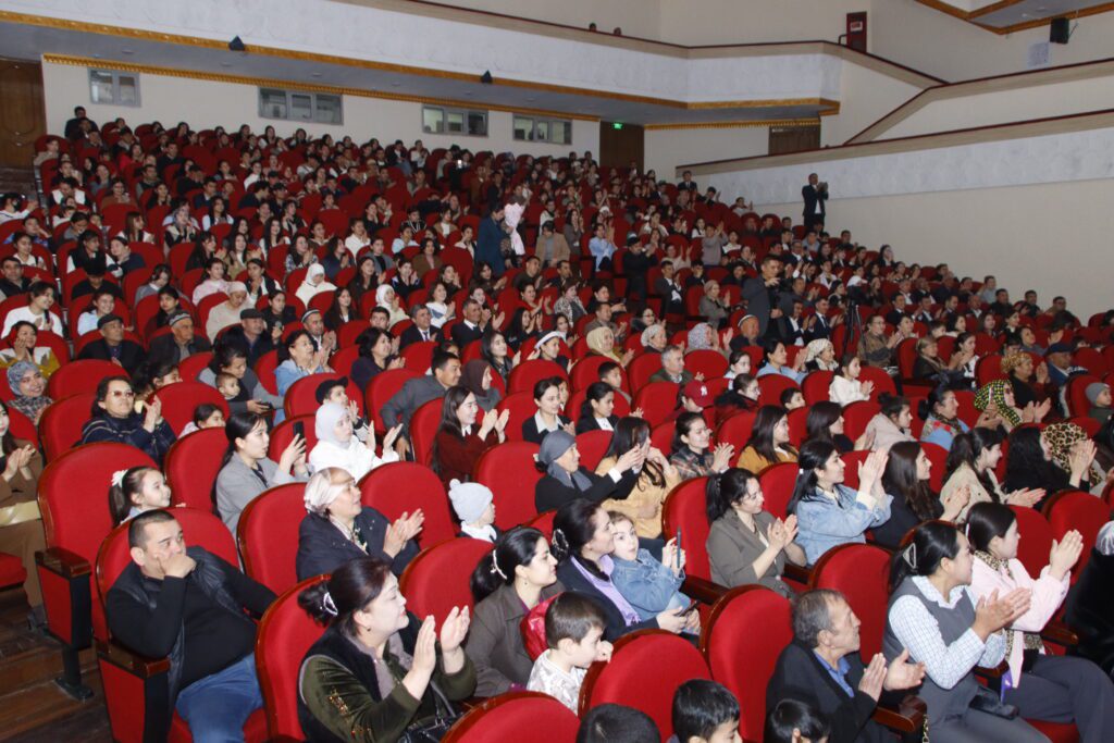 Гулистон шаҳрида Наврўз байрамига бағишланган байрам концерти ўтказилди