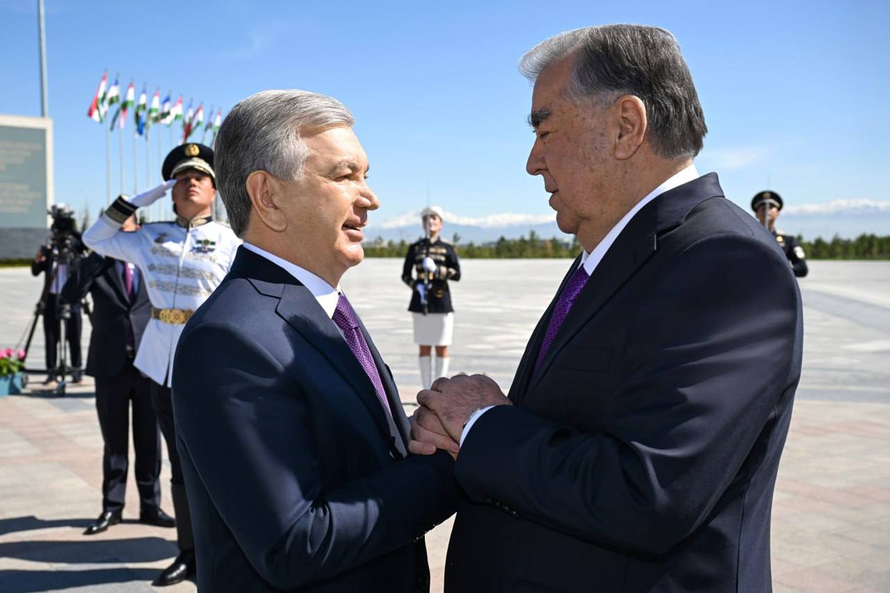 Эмомали Раҳмон Ўзбекистонга давлат ташрифи билан келди