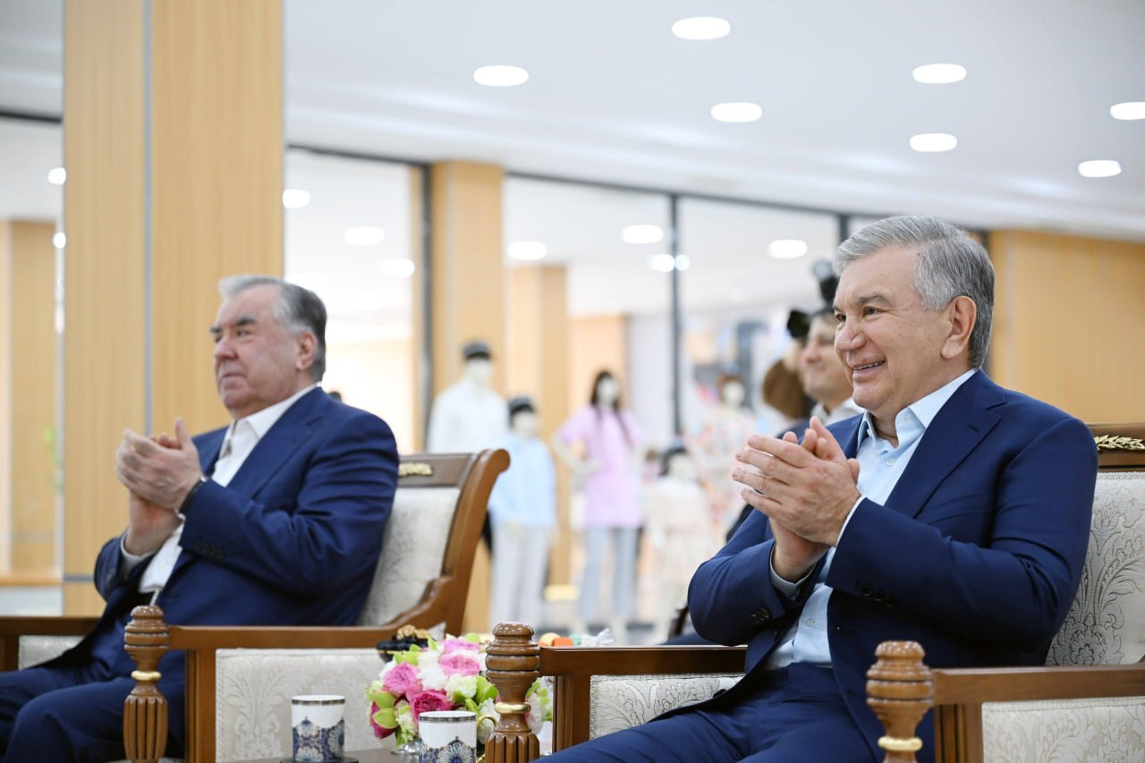 Ўзбекистон ва Тожикистон етакчилари Бухоро вилоятидаги тўқимачилик корхонасига ташриф буюрдилар