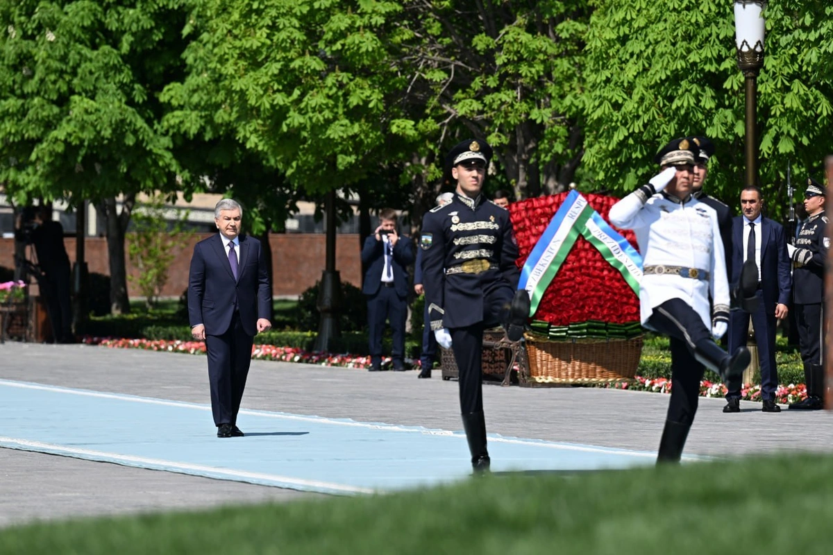 Шавкат Мирзиёев Амир Темур ҳайкали пойига гулчамбар қўйиб, боғга кўчат экди