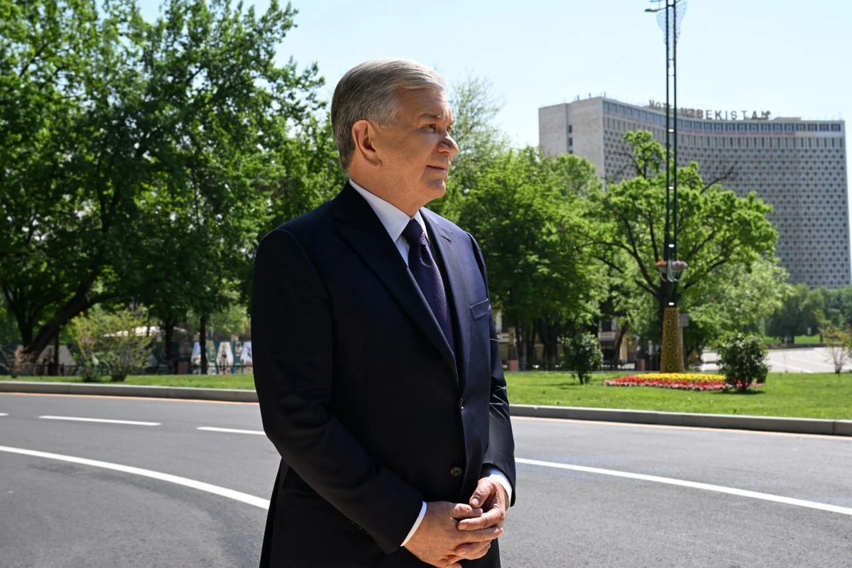 Шавкат Мирзиёев Амир Темур ҳайкали пойига гулчамбар қўйиб, боғга кўчат экди