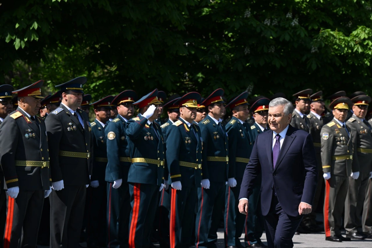 Шавкат Мирзиёев Амир Темур ҳайкали пойига гулчамбар қўйиб, боғга кўчат экди