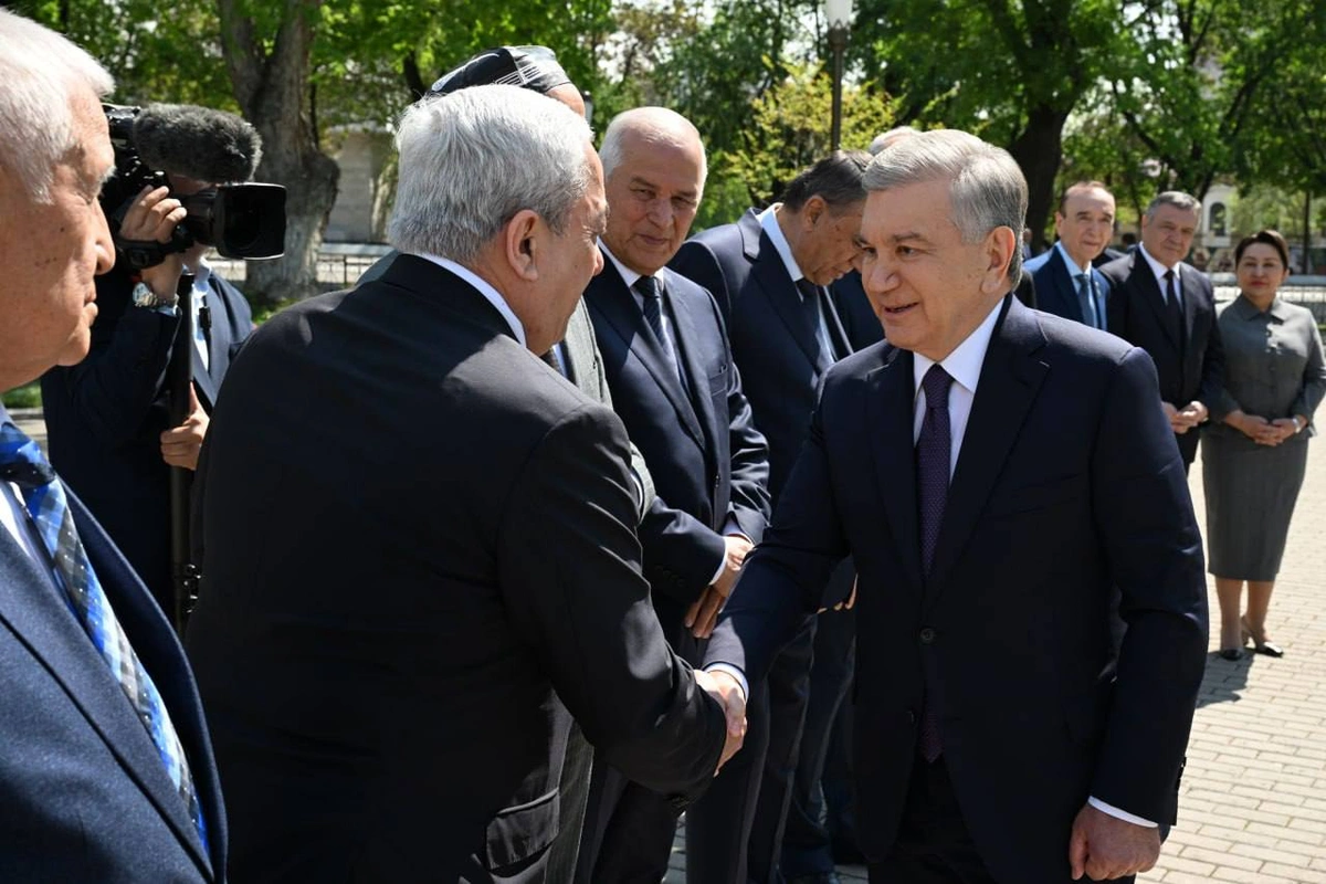 Шавкат Мирзиёев Амир Темур ҳайкали пойига гулчамбар қўйиб, боғга кўчат экди