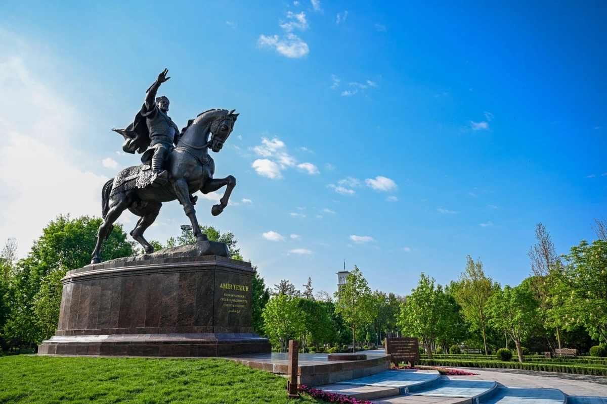 Шавкат Мирзиёев Амир Темур ҳайкали пойига гулчамбар қўйиб, боғга кўчат экди