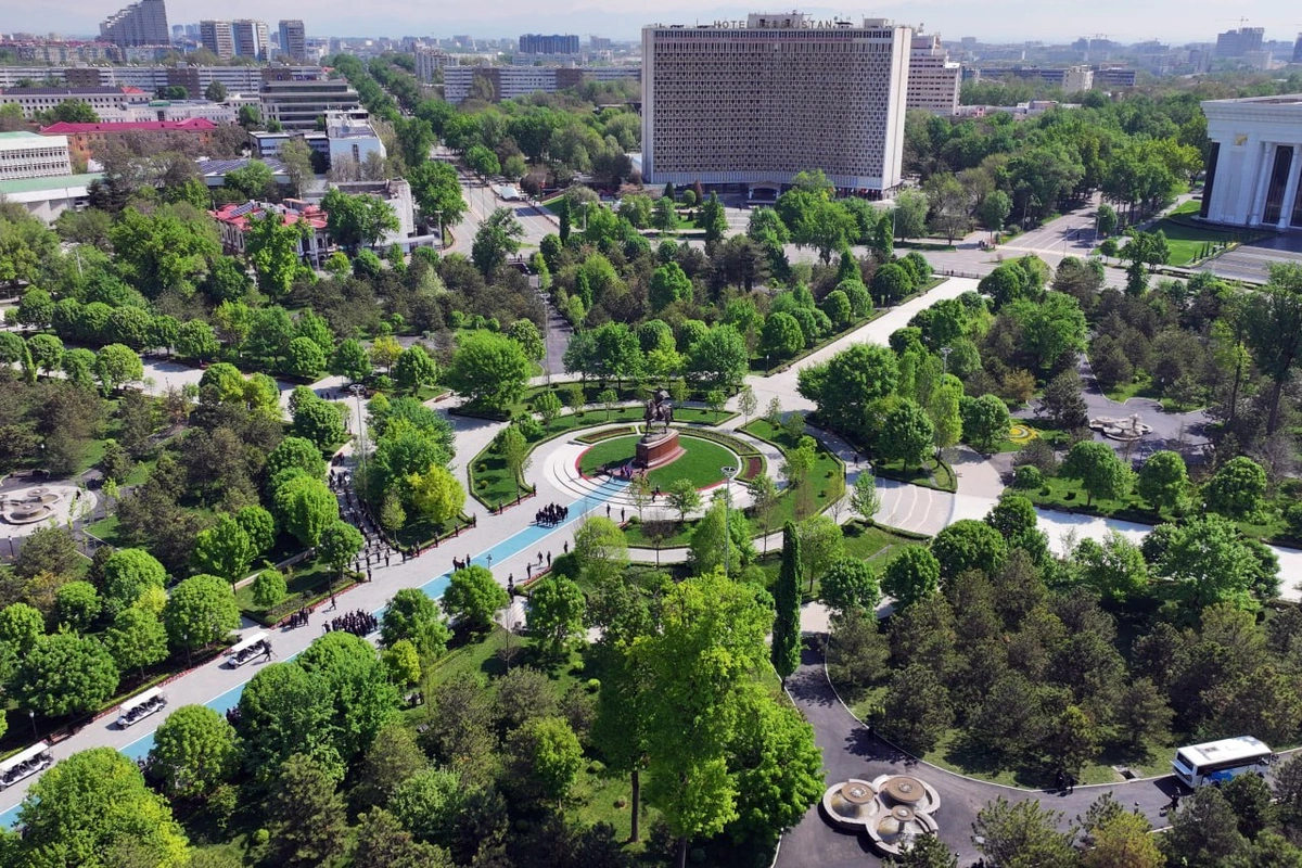 Шавкат Мирзиёев Амир Темур ҳайкали пойига гулчамбар қўйиб, боғга кўчат экди