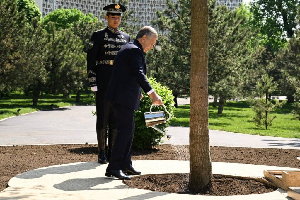 Президент Амир Темур хиёбонида гул қўйди