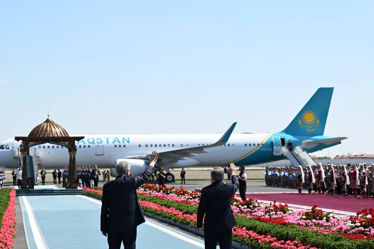 Шавкат Мирзиёев Бухорода Қасим-Жомарт Тоқаевни кутиб олди