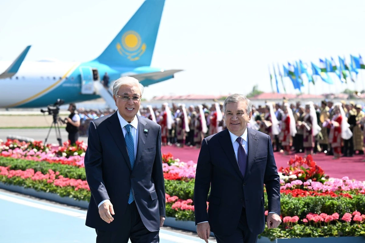 Шавкат Мирзиёев Бухорода Қасим-Жомарт Тоқаевни кутиб олди