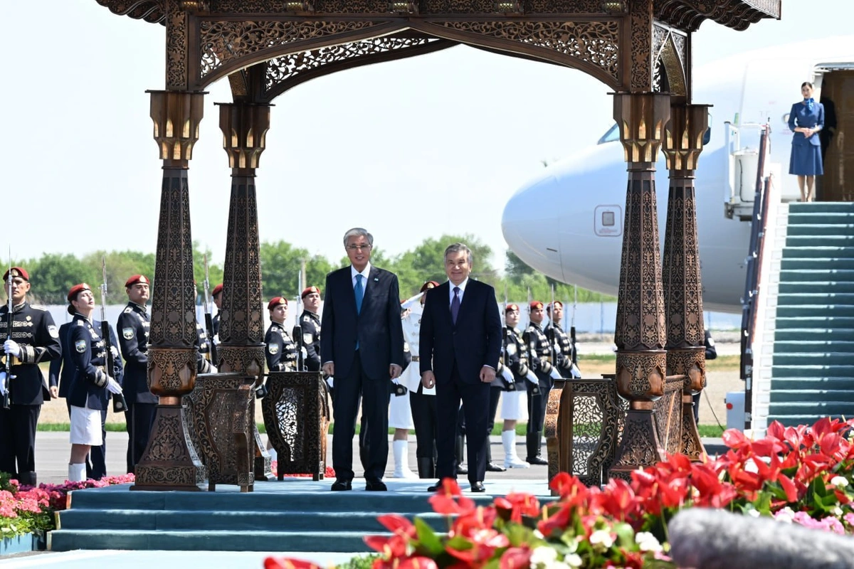 Шавкат Мирзиёев Бухорода Қасим-Жомарт Тоқаевни кутиб олди