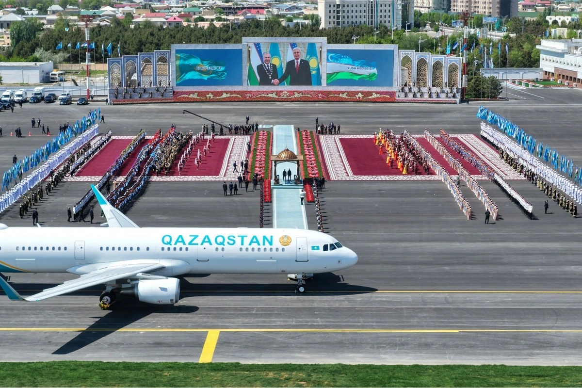 Шавкат Мирзиёев Бухорода Қасим-Жомарт Тоқаевни кутиб олди