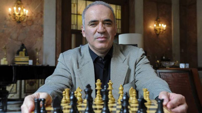 Каспаров: “Агар Синдаров Гукешни ютса, Магнус Жаҳон тожи учун курашга қайтиши мумкин”