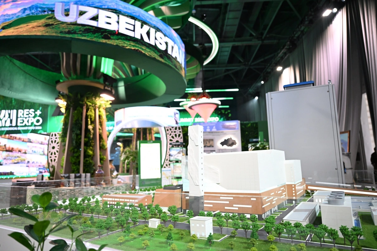 Фото: Шавкат Мирзиёев Остонадаги Минтақавий экологик саммит кўргазмасига ташриф буюрди