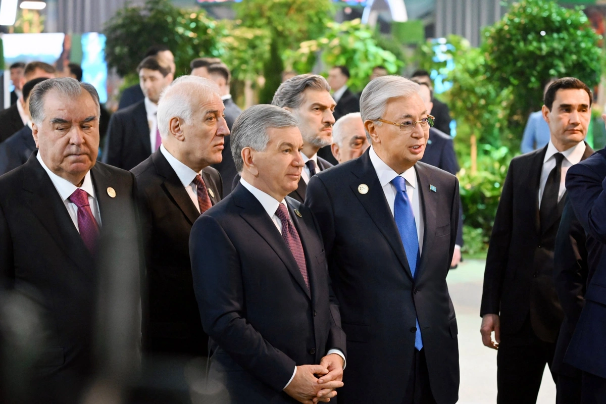 Фото: Шавкат Мирзиёев Остонадаги Минтақавий экологик саммит кўргазмасига ташриф буюрди