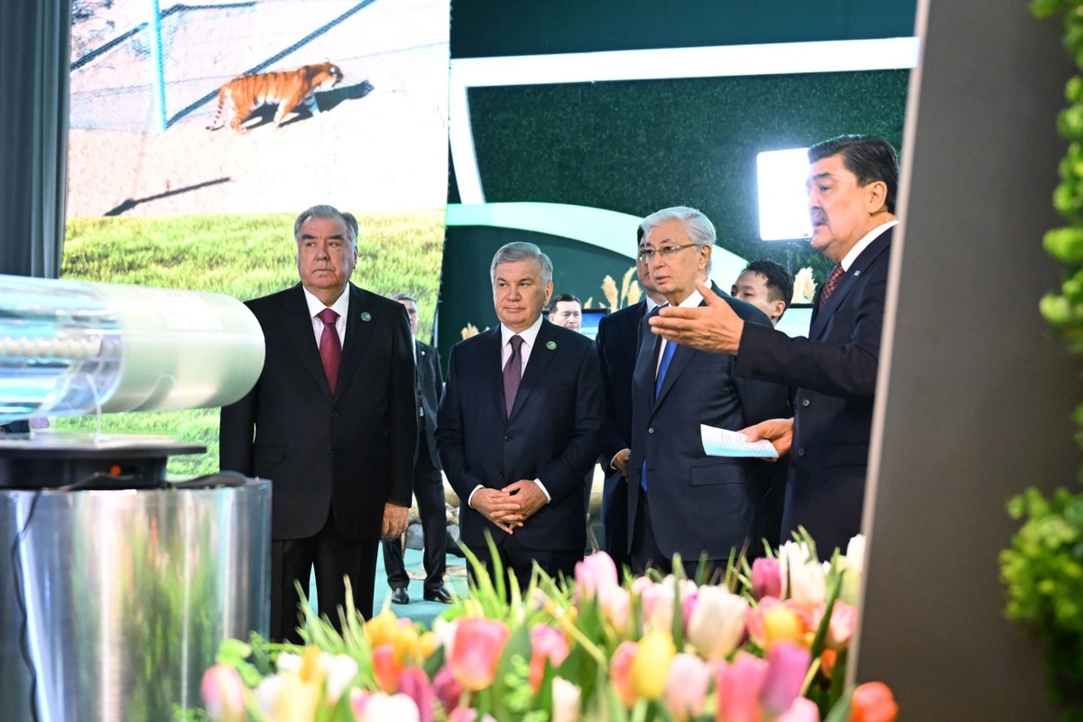 Фото: Шавкат Мирзиёев Остонадаги Минтақавий экологик саммит кўргазмасига ташриф буюрди