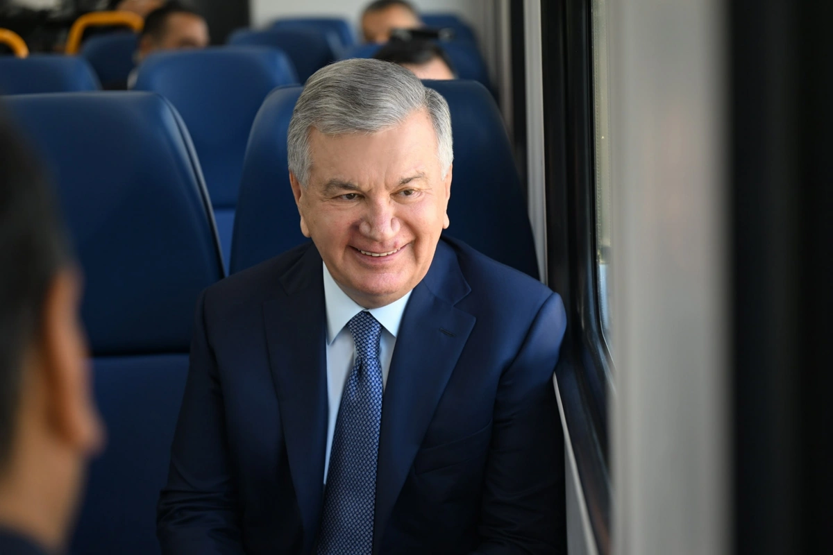 Президент Қўқондан Марғилонга Фарғона водийсида янги йўлга қўйилган электропоездда келди