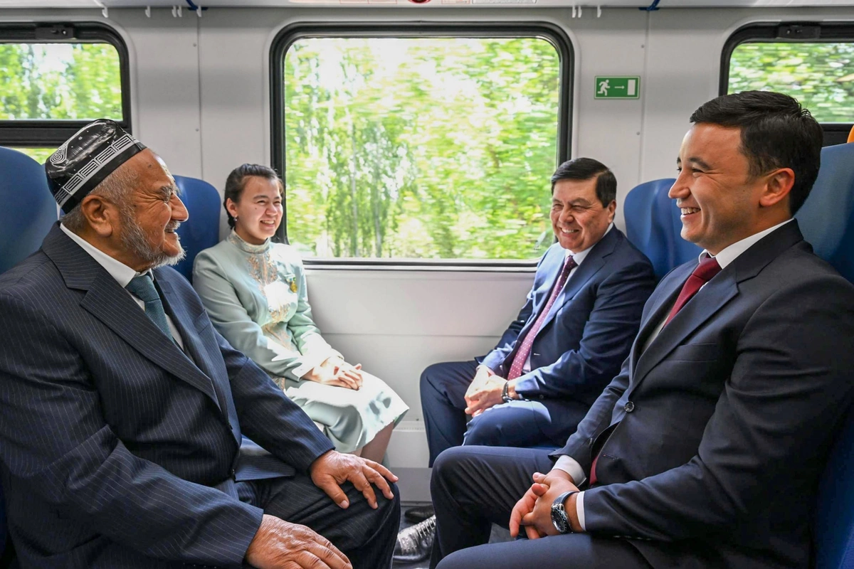 Президент Қўқондан Марғилонга Фарғона водийсида янги йўлга қўйилган электропоездда келди