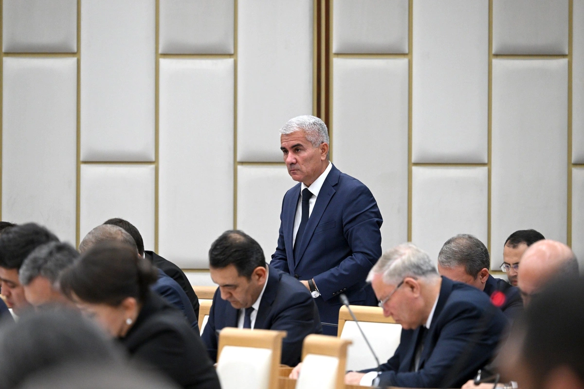 «Ким қандай нафас олаётганини кўриб, билиб турибман». Президент ҳокимлардан кафолат хатлари олди