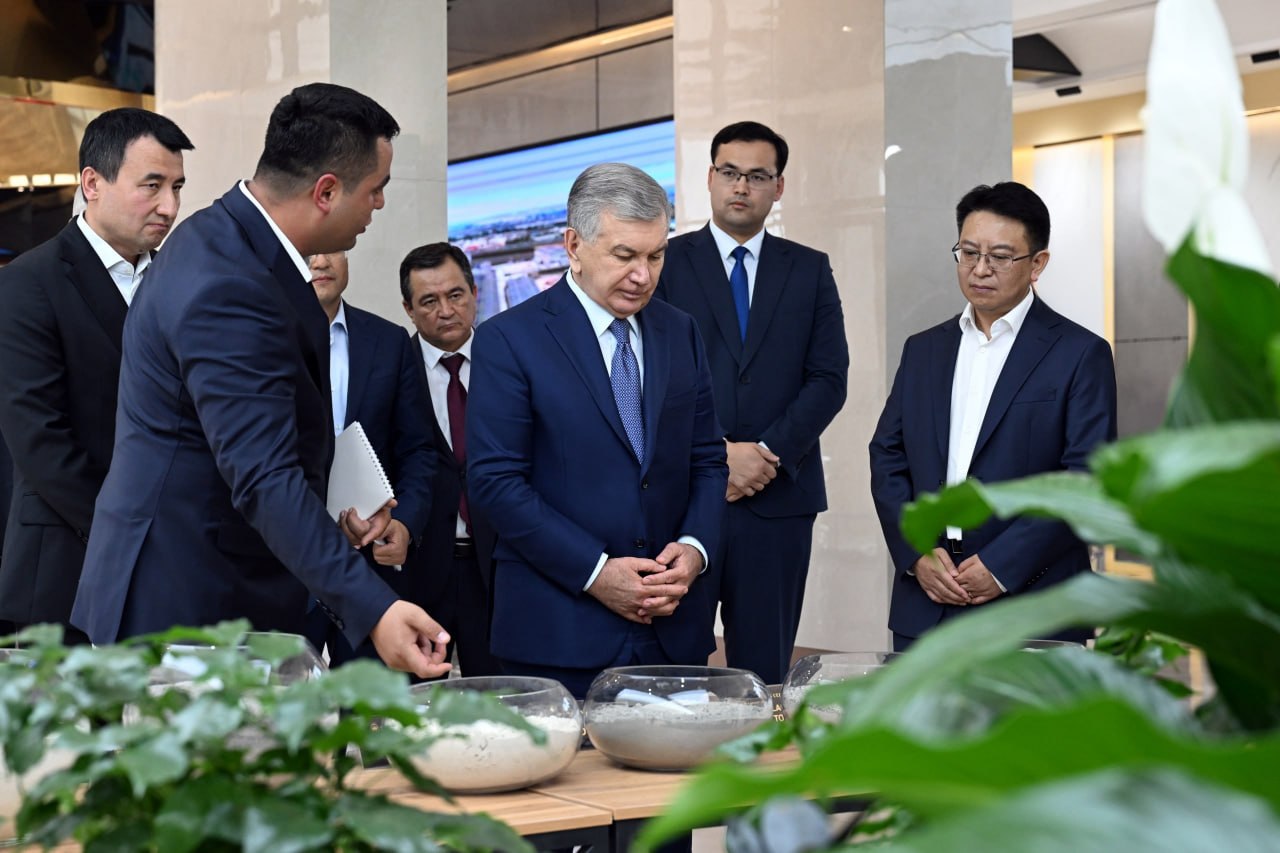 Президент Қувасойдаги «Crown Ceramic» керамогранит ишлаб чиқарувчи корхона билан танишди