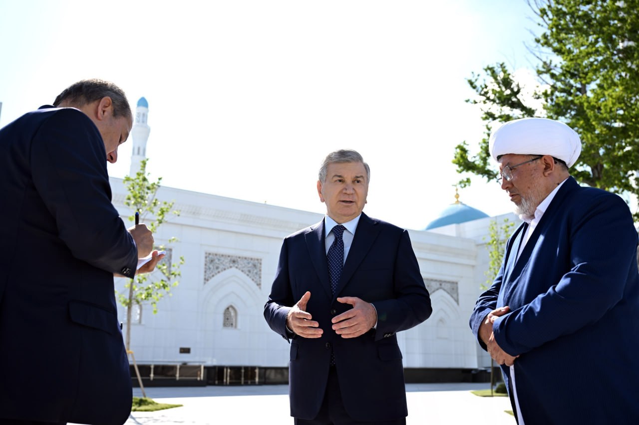 Президент Самарқандда Имом Бухорий мақбарасини зиёрат қилди