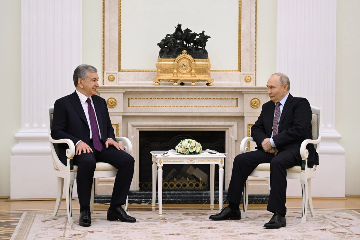 «Ташқи сигнал ва таҳдидларга қарамай, шу ерда эканингиз — алоҳида сигнал». Путин Мирзиёев билан учрашди