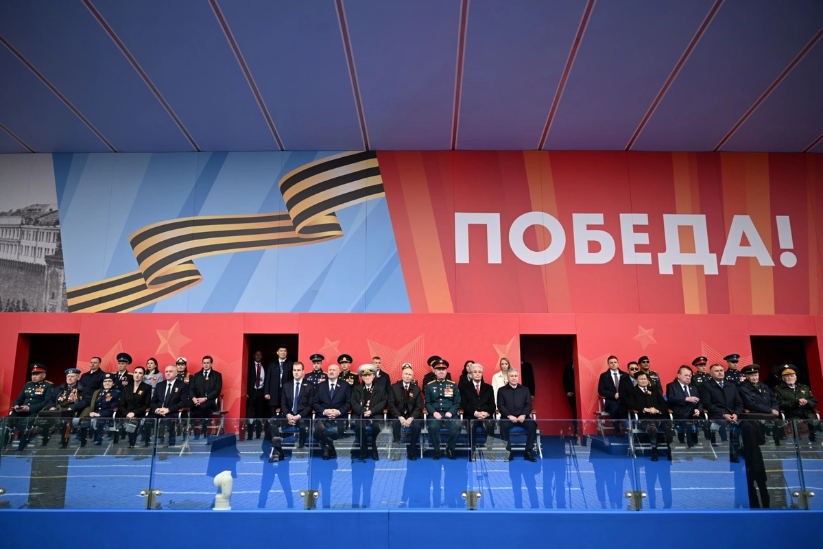 Фото: Ўзбекистон президенти Москвадаги Ғалаба парадида