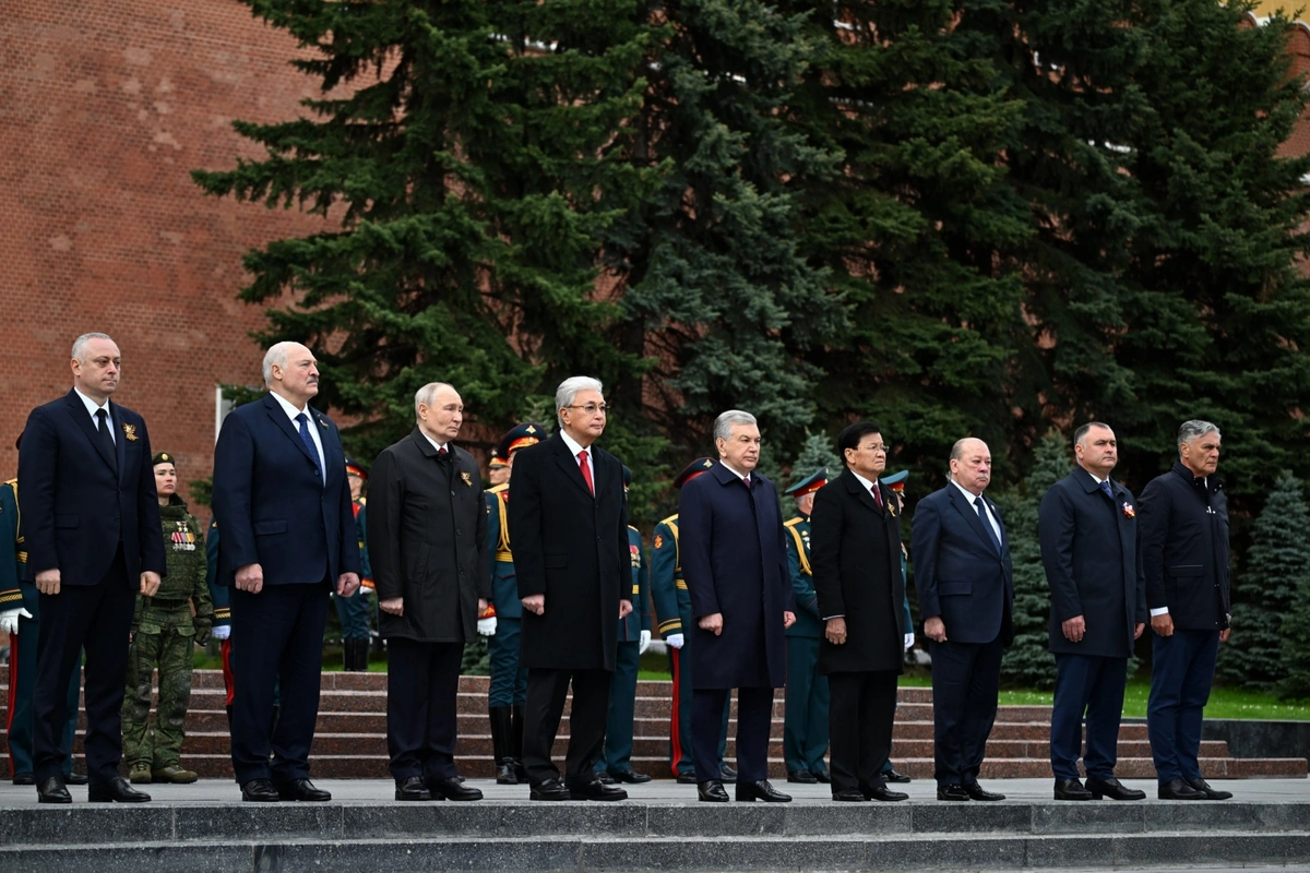 Фото: Ўзбекистон президенти Москвадаги Ғалаба парадида