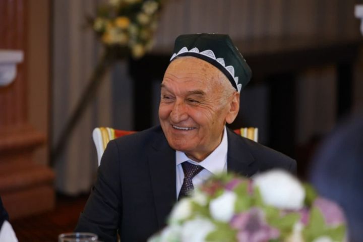 Сенатор Икромхон Нажмиддиновга Ўзбекистонда хизмат кўрсатган ёшлар мураббийси унвони берилди