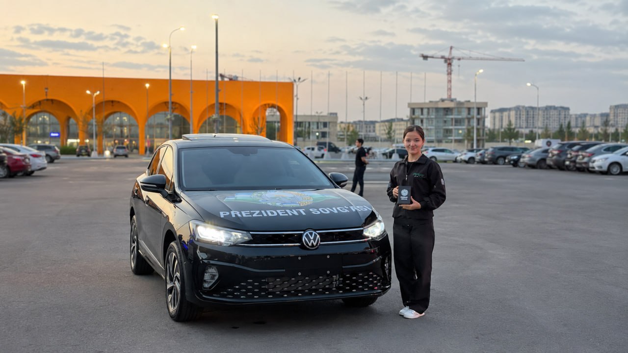 Ўзбекистон Президенти ёш ихтирочига Volkswagen электромобилини совға қилди